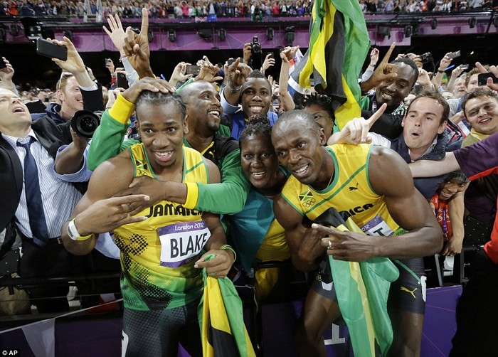 Bolt cùng người đồng hương đoạt HCB là Yohan Blake chia vui cùng người hâm mộ...